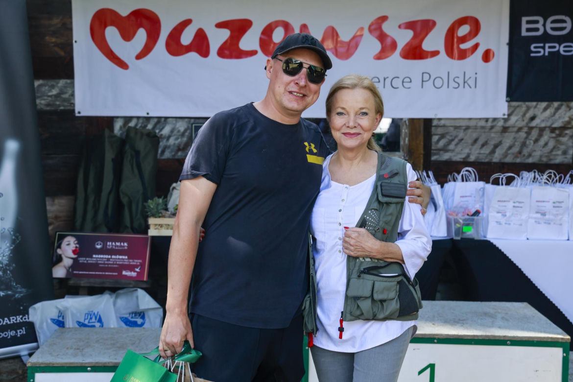 Jacek Rozenek z żoną i trzema "bestiami", syn Łącz bez koszulki, a Jarosińska - nieprzyzwoicie... skromna. Aktorzy łowią!