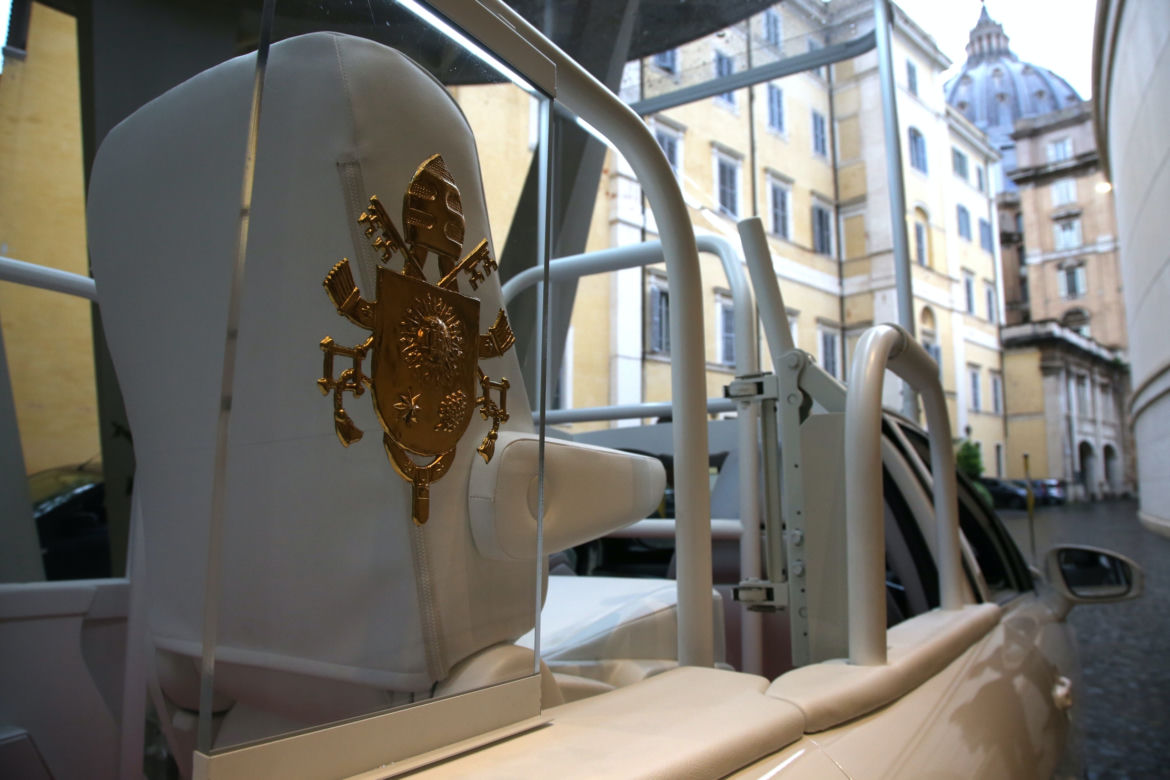 Papież Franciszek dostał wodorową Toyotę Mirai