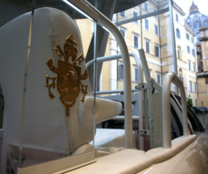 Papież Franciszek dostał wodorową Toyotę Mirai