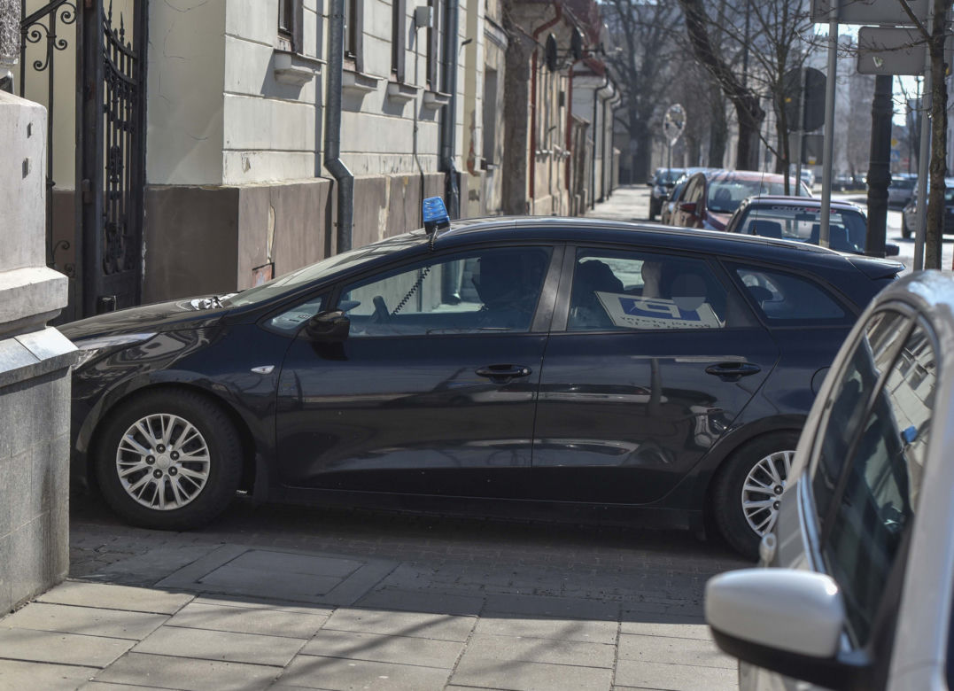 Podejrzany o zamordowanie trójki dzieci Radosław K. doprowadzony do prokuratury przez kilku uzbrojonych policjantów