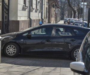 Podejrzany o zamordowanie trójki dzieci Radosław K. doprowadzony do prokuratury przez kilku uzbrojonych policjantów