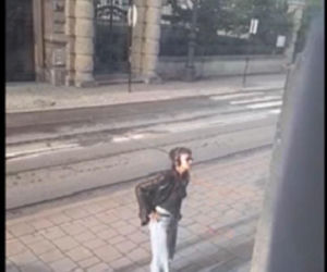 Atak na tle narodowościowym w Krakowie. Policja publikuje wizerunek poszukiwanej kobiety