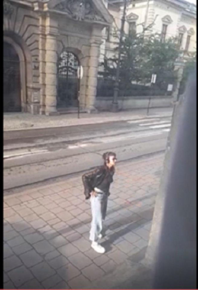 Atak na tle narodowościowym w Krakowie. Policja publikuje wizerunek poszukiwanej kobiety