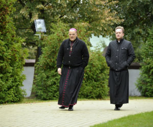 Ranczo 10 sezon. Ksiądz Robert (Bartek Kasprzykowski), biskup Kozioł (Cezary Żak)