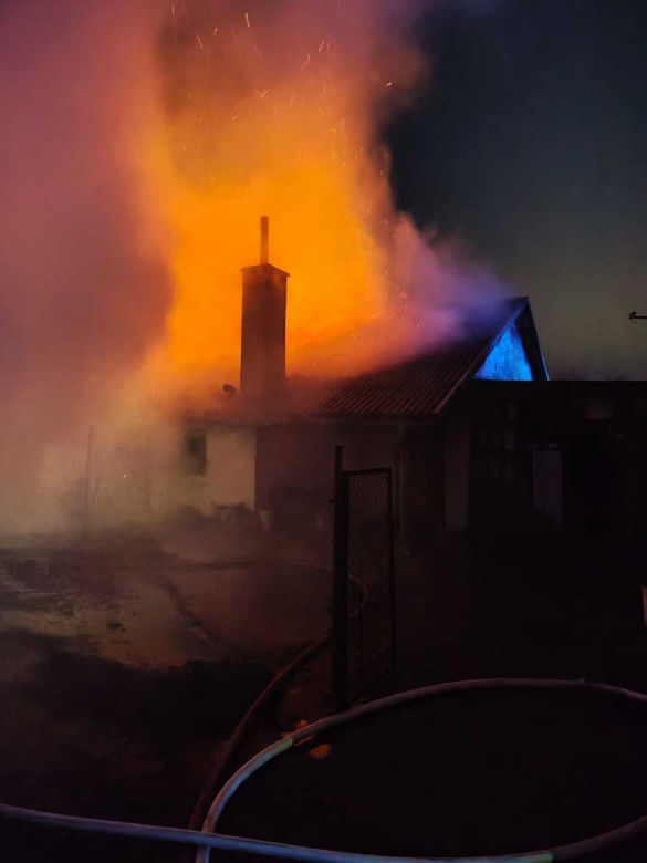 Pożar w Kościerzynie. Policjanci wynieśli z płonącego domu 94-latkę