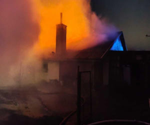 Pożar w Kościerzynie. Policjanci wynieśli z płonącego domu 94-latkę