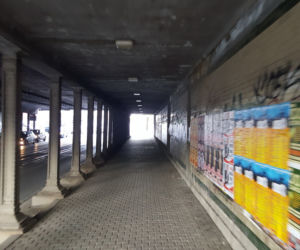 Wrocław jest pełen nielegalnie przyklejonych plakatów i ulotek