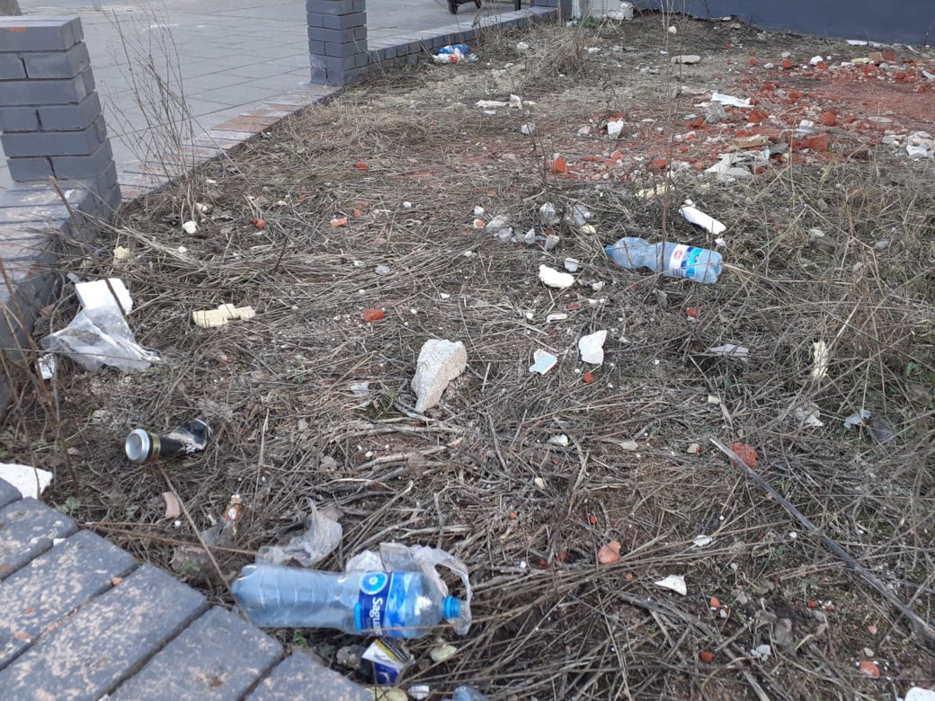 Śmieci w Łodzi walają się po skwerach i trawnikach. Mieszkańcy: "Tak brudno nigdy nie było!" 