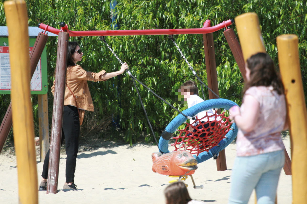 Marta Kaczyńska z trzecim mężem i synkiem na plaży 