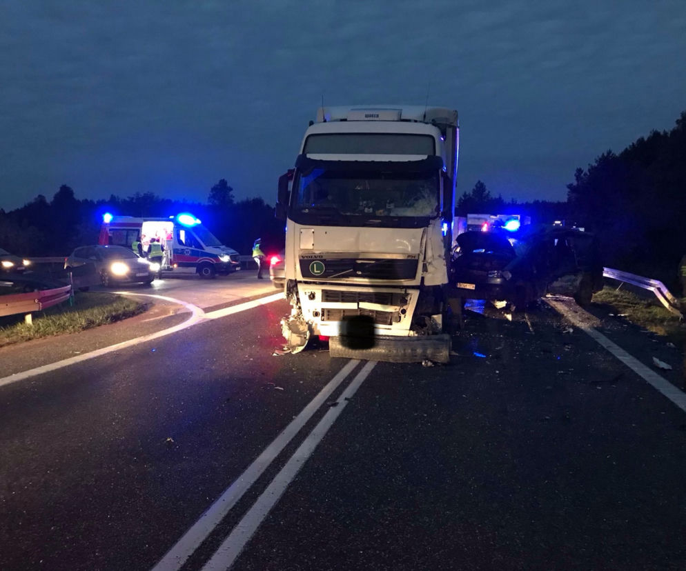 Wypadek teraz w Jacentowie! Zderzenie tira z osobówką! Jest ranny!
