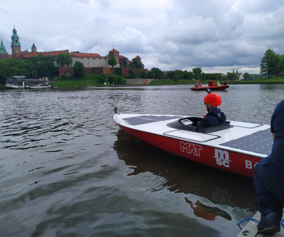 Dwie łodzie solarne AGH wypłynęły na Wisłę. Uroczyste wodowanie odbyło się pod Wawelem