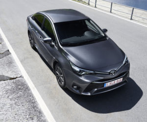 Toyota Avensis lifting 2015