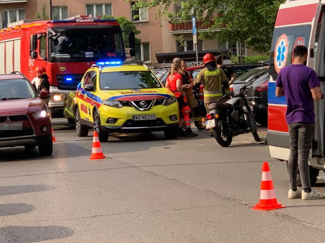Kolejny wypadek motocyklisty w stolicy. Kierowca jednośladu wymusił pierwszeństwo