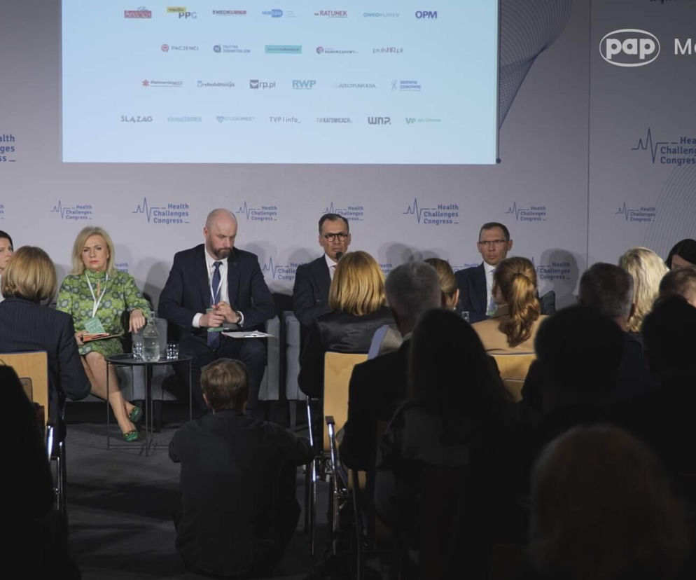 Panelistki i paneliści XI Kongresu Wyzwań Zdrowotnych w Katowicach dyskutujący o bezpieczeństwie lekowym Polski. Wśród nich Maksymilian Świniarski, prezes zarządu TZF Polfa S.A., podkreślający znaczenie dostępu do leków. Więcej o wyzwaniach zdrowotnych przeczytasz na Poradnik Zdrowie.