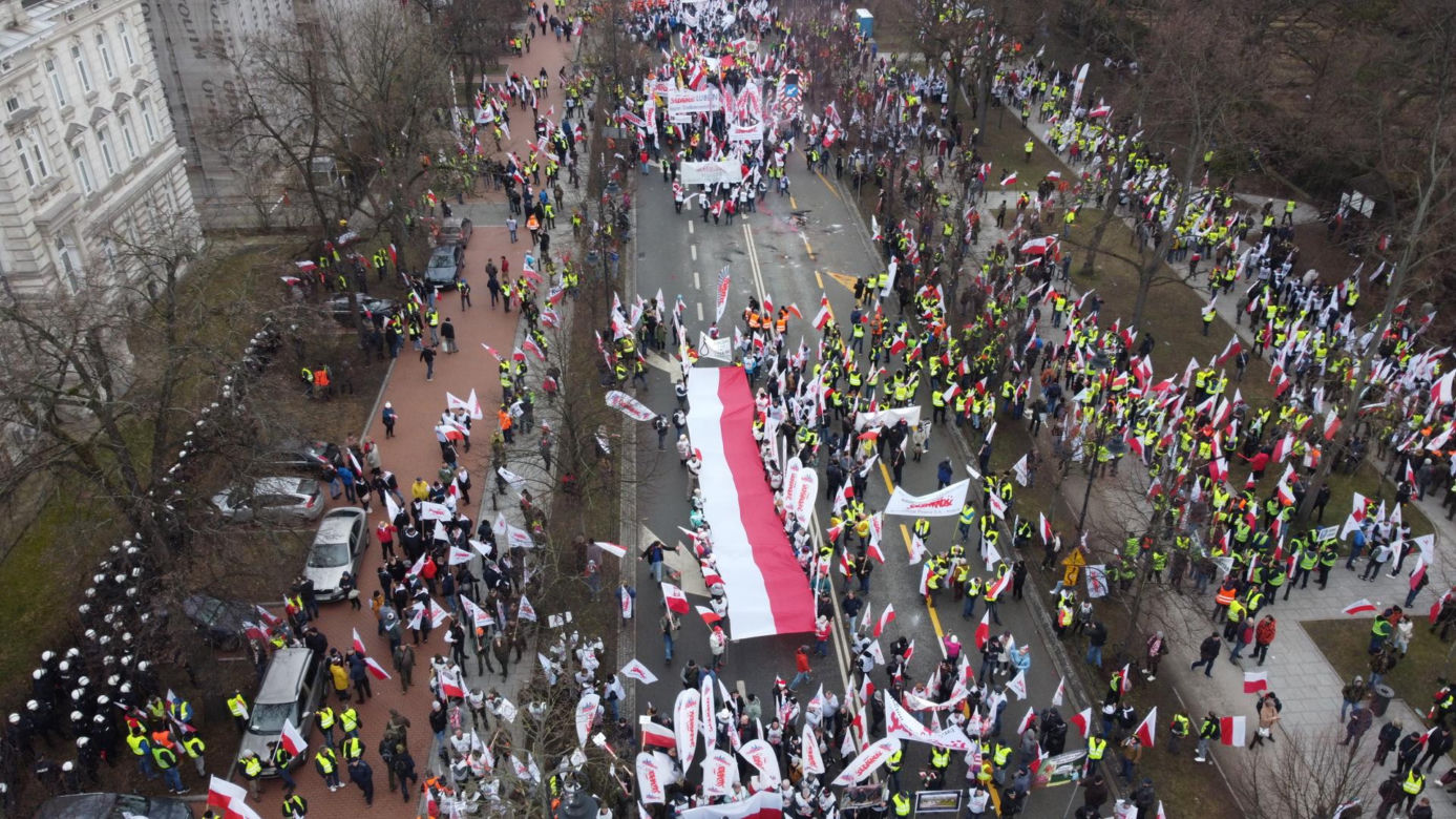 Niespokojny protest rolników w Warszawie. Służby obrzucone puszkami po piwie i petardami
