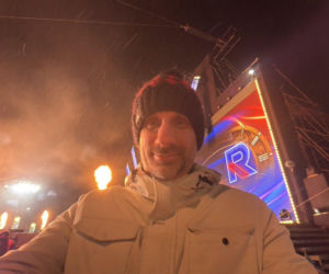 Poseł PiS na sylwestrze TV Republika. Janusz Kowalski balował w czaderskich okularach!