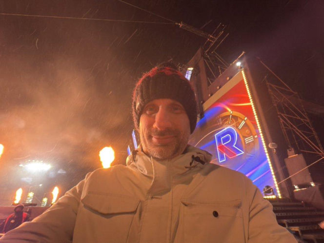 Poseł PiS na sylwestrze TV Republika. Janusz Kowalski balował w czaderskich okularach!