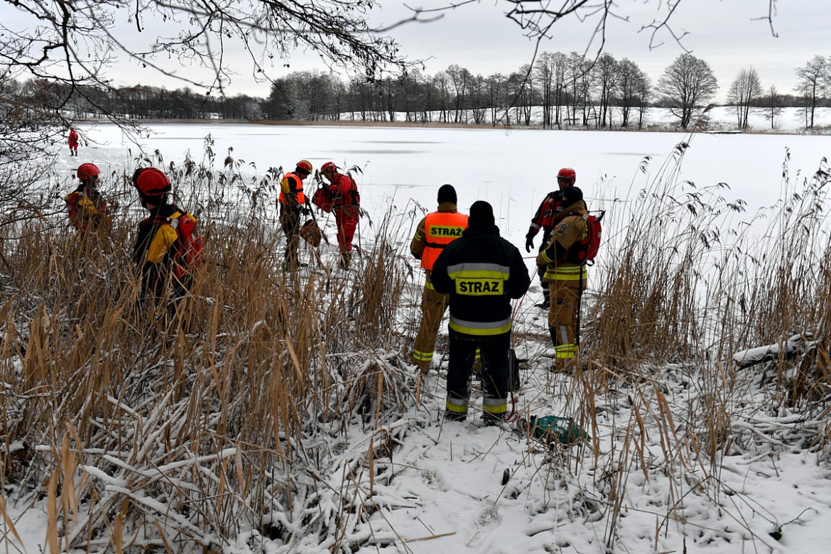 Akcja na jeziorze Ińsko. Strażacy wyciągają martwe jelenie