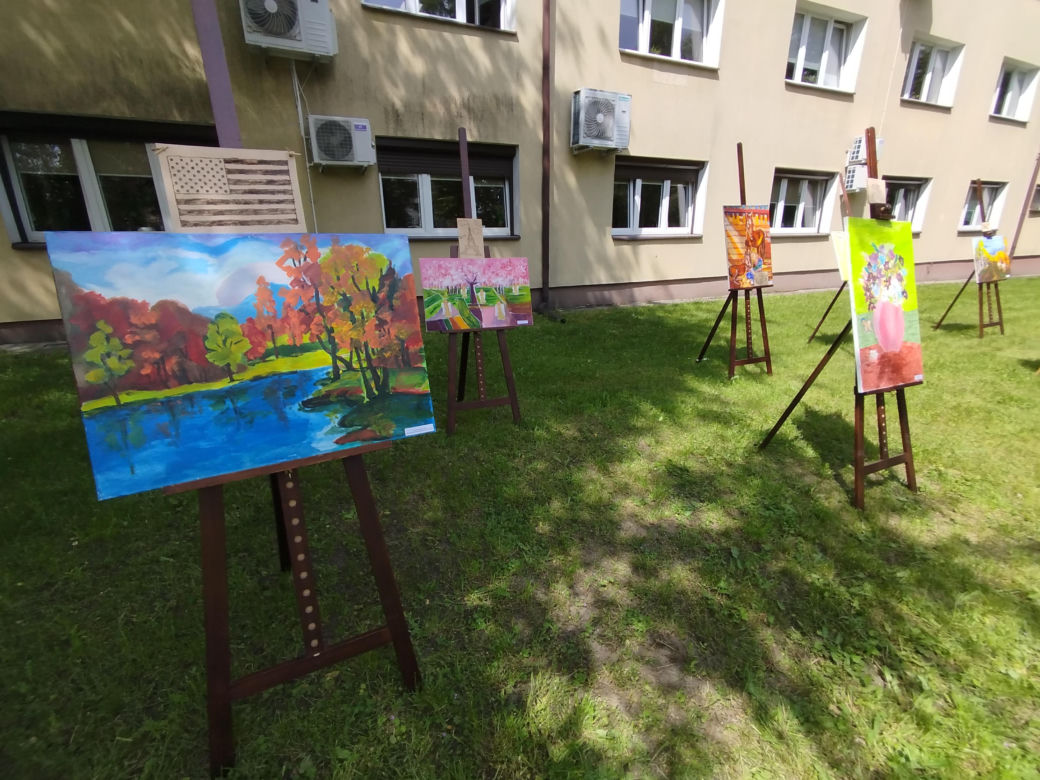 Przez lata ŚDS w Siedlcach działał w dwóch lokalizacjach, teraz już oficjalnie funkcjonuje w jednym miejscu, w budynkach dostosowanych do potrzeb osób z niepełnosprawnościami. 