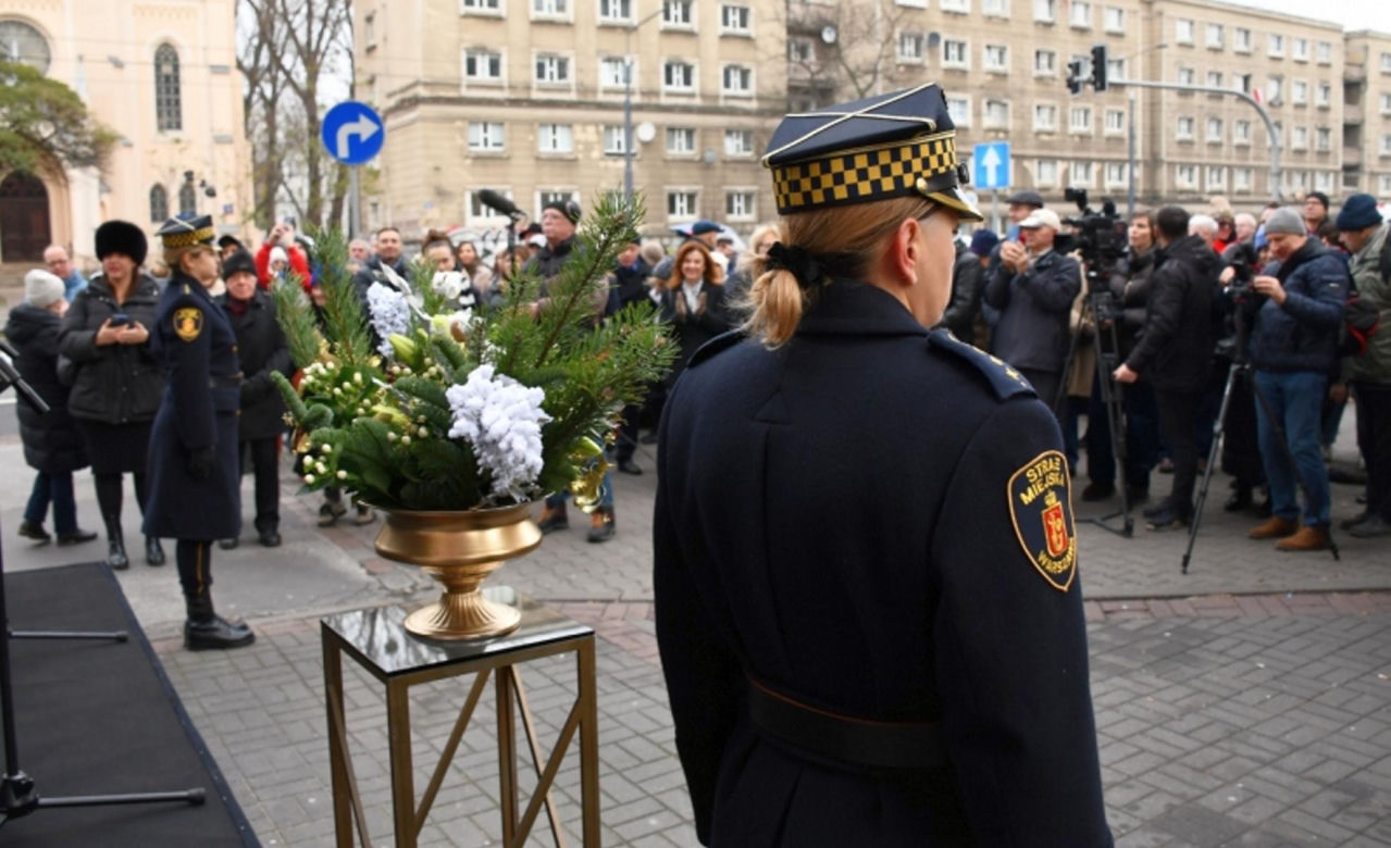 Emilian Kamiński spogląda na przechodniów. Tak uczcili wielkiego aktora