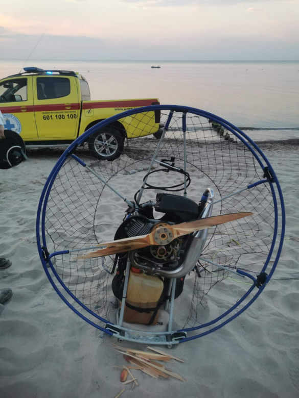 Paralotniarz spadł na plażowiczkę. Groźny wypadek w Chłopach