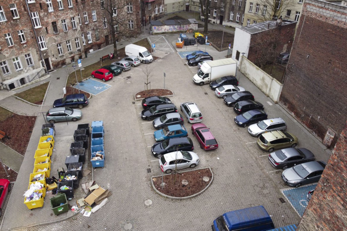 Wyremontowali podwórko z dziwną rzeźbą