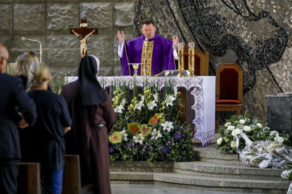 Tak wyglądały dzieci Barbary Sienkiewicz na pogrzebie matki. Tylko jeden szczegół zakrywał łzy