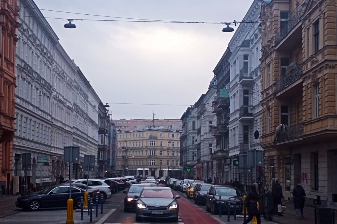 Odkryty fragment szyldu z czasów PRL