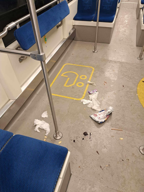 Mama małego dziecka zostawiła taki syf w tramwaju. Posprzątać musiał motorniczy