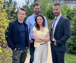 M jak miłość po wakacjach. Jakub Karski (Krzysztof Kwiatkowski), Mariusz (Mateusz Mosiewicz), Kasia (Paulina Lasota), Aleksander Sowiński (Mikołaj Krawczyk) na planie