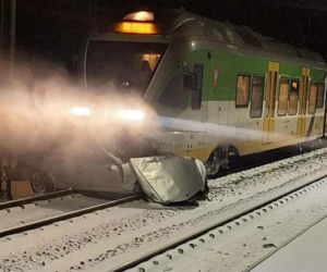 Koszmar na torach! Mercedes zmiażdżony przez pociąg pod Mińskiem Mazowieckim