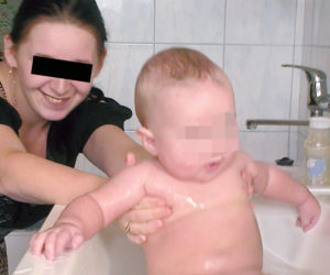 Biła Michałka i przypalała papierosami