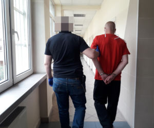 Warszawa: Para NAPADŁA na sklep spożywczy na Woli! Sceny jak z filmu akcji