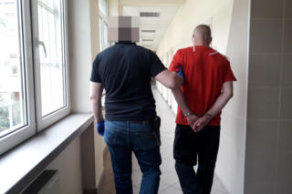 Warszawa: Groził kasjerowi śmiercią! Ochrona nie mogła sobie poradzić i wezwała policję!