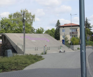 Wielki i różowy jamnik na ścianie metra w Warszawie. O co może chodzić?!