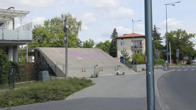 Wielki i różowy jamnik na ścianie metra w Warszawie. O co może chodzić?!
