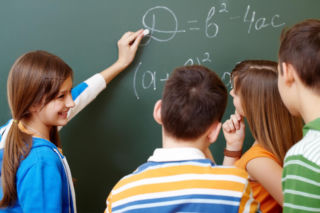 Uczeń podstawówki obliczy w mig, a ty? Wiesz, ile to jest 365+22×6−22×4=?