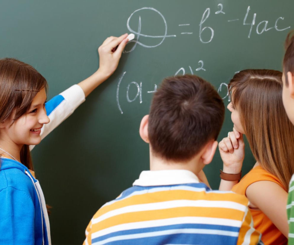 Uczeń podstawówki obliczy w mig, a ty? Wiesz, ile to jest 365+22×6−22×4=?
