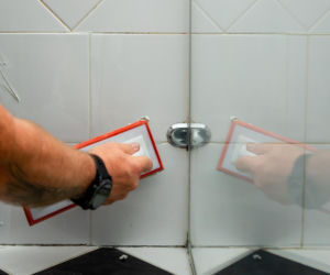 Jak poprawnie usunąć starą fugę i silikon oraz nałożyć nowy? Murator Remontuje