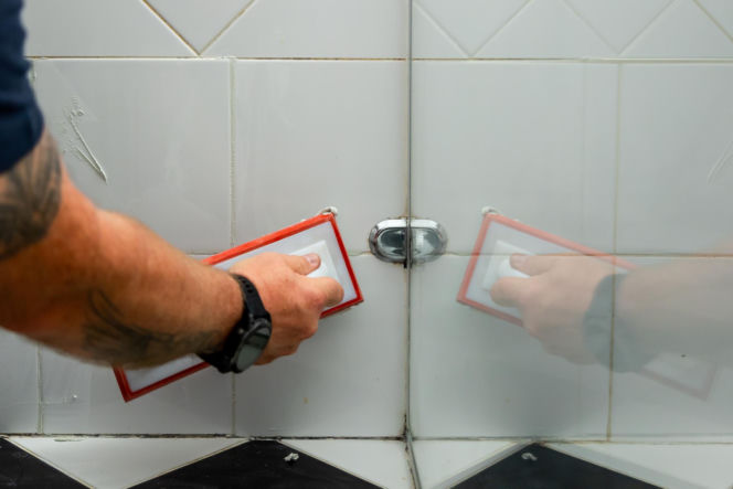 Jak poprawnie usunąć starą fugę i silikon oraz nałożyć nowy? Murator Remontuje