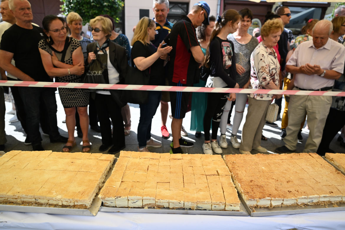 Gigantyczna kremówka w Rzeszowie gotowa. Porcji wystarczy dla każdego!