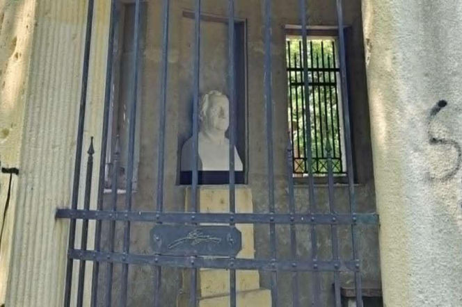 Popiersie Johanna Wolfganga Goethego za metalową kratą w Pawilonie Goethego w Głogowie, umieszczone w niszy, otoczone zniszczonymi murami z widocznym graffiti. Czytaj więcej o historii pawilonu i nowym popiersiu na naszym portalu.