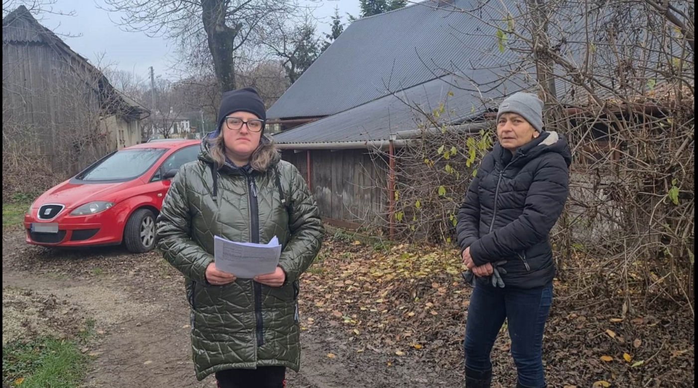 Urzejowice. Auto stoi w poprzek drogi i nikt nic nie może zrobić