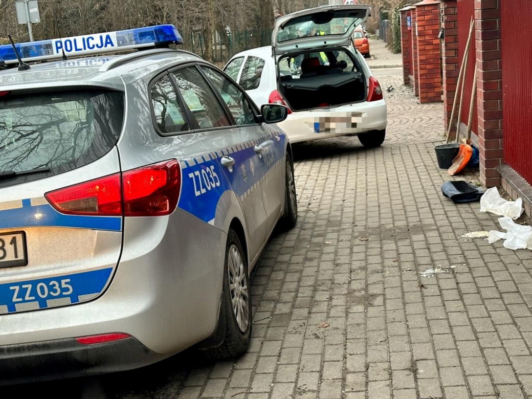 Dramat na Białołęce. Wiozła dzieci, roztrzaskała się na słupie