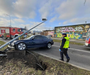 Radom: 24-latek zjechał z drogi i huknął w słup. Uliczna latarnia zgięła się w pół i runęła na bmw!