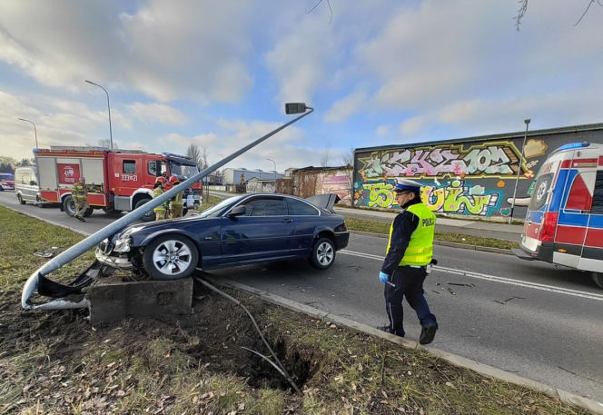 Radom: 24-latek zjechał z drogi i huknął w słup. Uliczna latarnia zgięła się w pół i runęła na bmw!