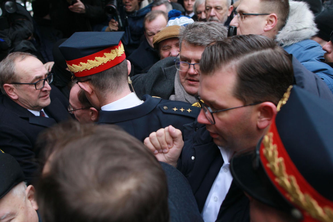 5. posiedzenie Sejmu X kadencji. Przed Sejmem stawili się Maciej Wąsik i Mariusz Kamiński w otoczeniu posłów PiS