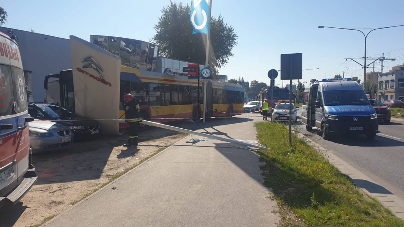 Autobus MPK wjechał w salon samochodowy