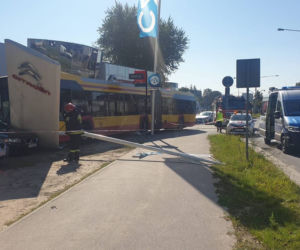 Autobus MPK wjechał w salon samochodowy