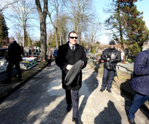 Jacek Kurski na pogrzebie Cezarego Mocka z Sanatorium miłości